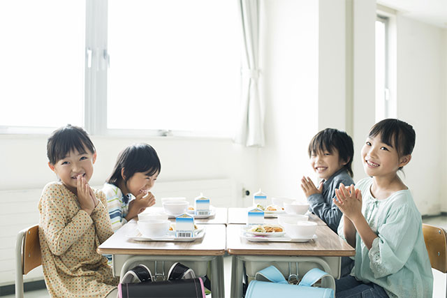 姿勢良く食事をする