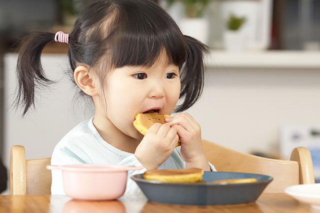 甘い物を食べる子供